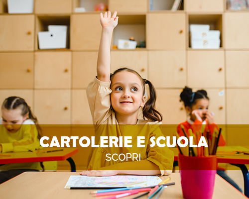 Immagine di una bambina attentamente seduta al banco di scuola, con la mano alzata in segno di partecipazione.