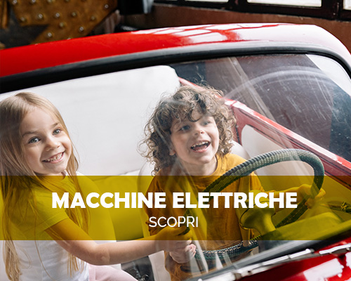 Immagine di due bambini seduti felicemente all'interno di una macchina elettrica per bambini. 